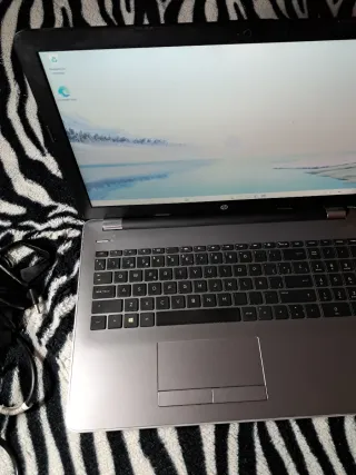 Portátil HP 250 G6 Gris - Parte deteriorada atras