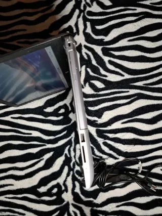 Portátil HP 250 G6 Gris - Parte deteriorada atras