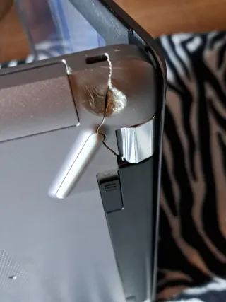 Portátil HP 250 G6 Gris - Parte deteriorada atras