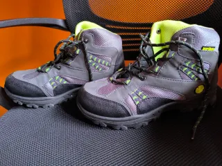 Botas de montaña Boriken grises y verdes