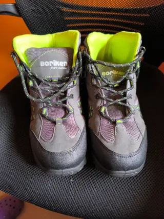 Botas de montaña Boriken grises y verdes