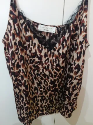 Top lencero estampado animal print y fucsia