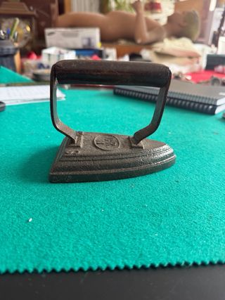 Antigua plancha de hierro