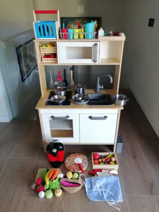 Cocinita IKEA DUKTIG con muchos accesorios