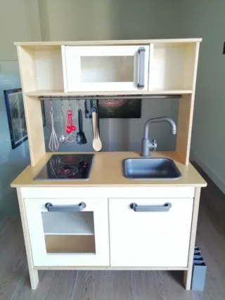 Cocinita IKEA DUKTIG con muchos accesorios