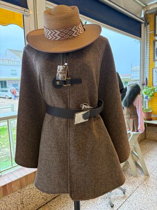 Capa de lana marrón hecha por sastre