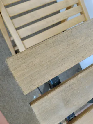 Mesa y sillas plegables balcón jardín