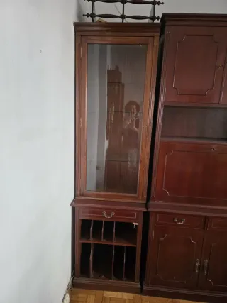 Librería de madera y cristal