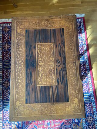 Mesa antigua de madera maciza con incrustaciones