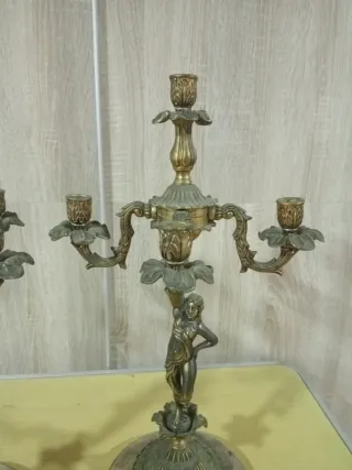 Candelabros de bronce con figuras