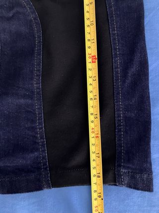 Falda vaquera y negra mujer