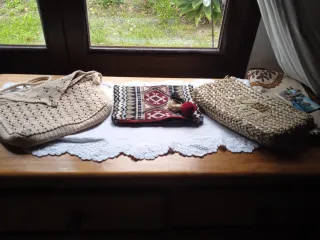 Lote 3 bolsos: tejido, étnico y paja