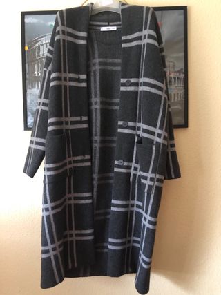 Abrigo gris de punto con botones