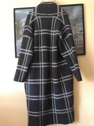 Abrigo gris de punto con botones