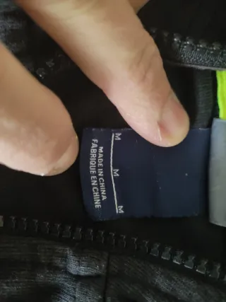 Chaqueta Nike gris y negra con cremallera