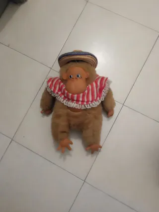 Pellicciotto di scimmia con cappello e bavaglino