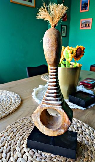 Figura in legno artigianale di donna giraffa