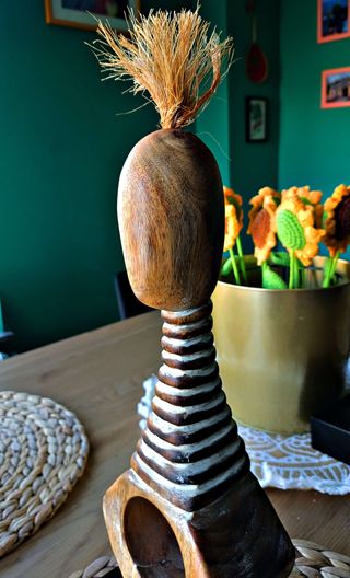 Figura in legno artigianale di donna giraffa