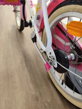 Bicicleta infantil rosa con asiento trasero