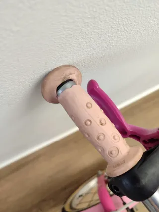 Bicicleta infantil rosa con asiento trasero