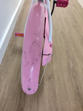 Bicicleta infantil rosa con asiento trasero