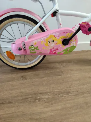 Bicicleta infantil rosa con asiento trasero