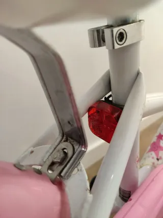 Bicicleta infantil rosa con asiento trasero