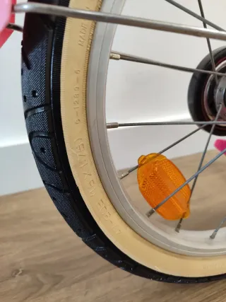 Bicicleta infantil rosa con asiento trasero