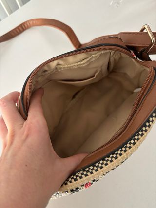 Bolso bandolera tejido con detalles rojos