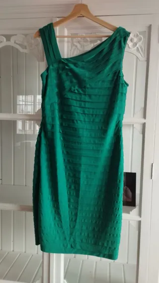 Vestido verde con pedrería