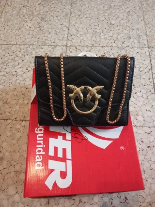 Bolso negro con cadena dorada