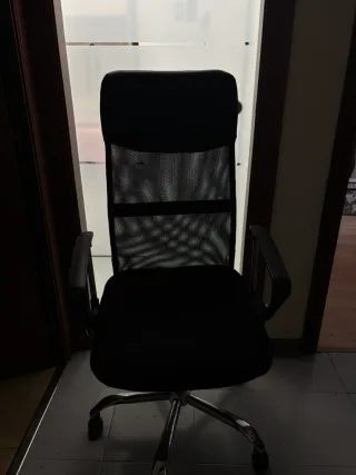 Silla de oficina ergonómica negra