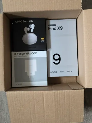 Oppo Find X9 Rosso + Accessori