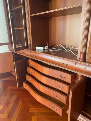 Armario de salón de madera y cristal