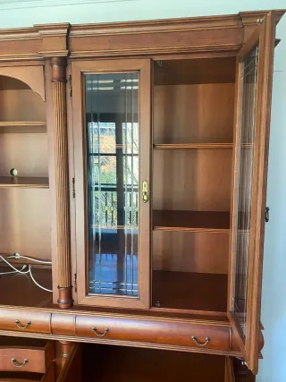 Armario de salón de madera y cristal