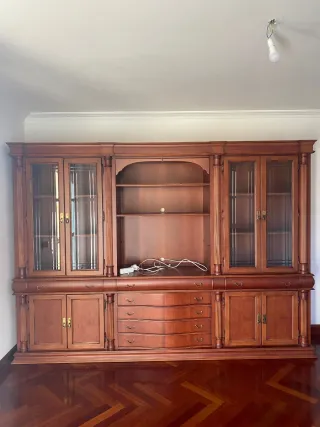 Armario de salón de madera y cristal