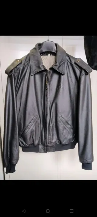 Cazadora bomber piel negra con pelo,estilo piloto.