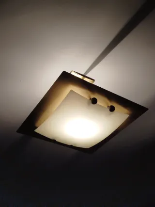 Lámparas de techo dorada y blanca