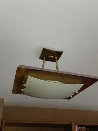 Lámparas de techo dorada y blanca