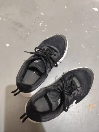 Deportivas Under Armour Negras y Blancas