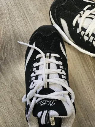 Zapatillas Skechers Negras y Blancas