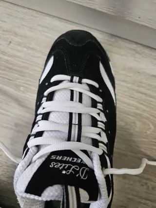 Zapatillas Skechers Negras y Blancas