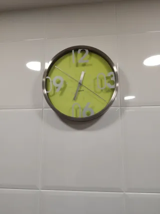 Reloj de pared verde y plateado