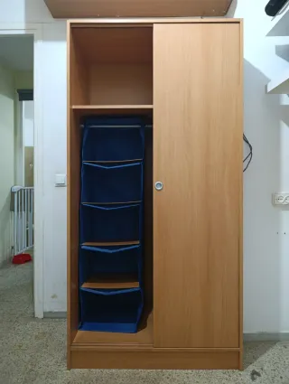 Armario de madera con puertas correderas