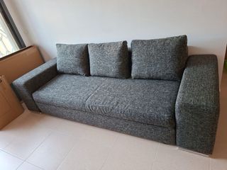 Sofá cama gris tela casi nuevo, con almacenaje