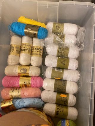 25 Madejas de hilo 100% algodón junto con caja red