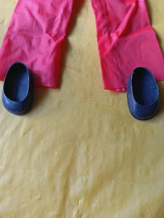 Nancy Mono Rojo y Zapatos Negros