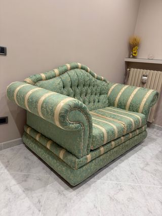 Coppia divani eleganti verdi e oro.