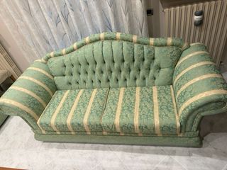 Coppia divani eleganti verdi e oro.