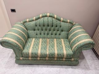 Coppia divani eleganti verdi e oro.